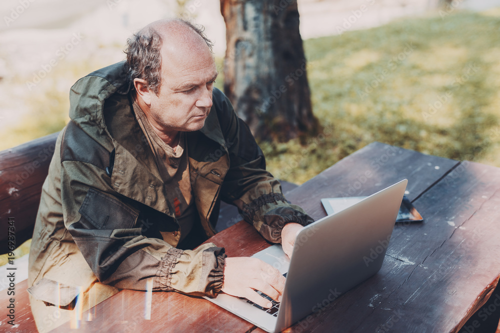 man mit laptop